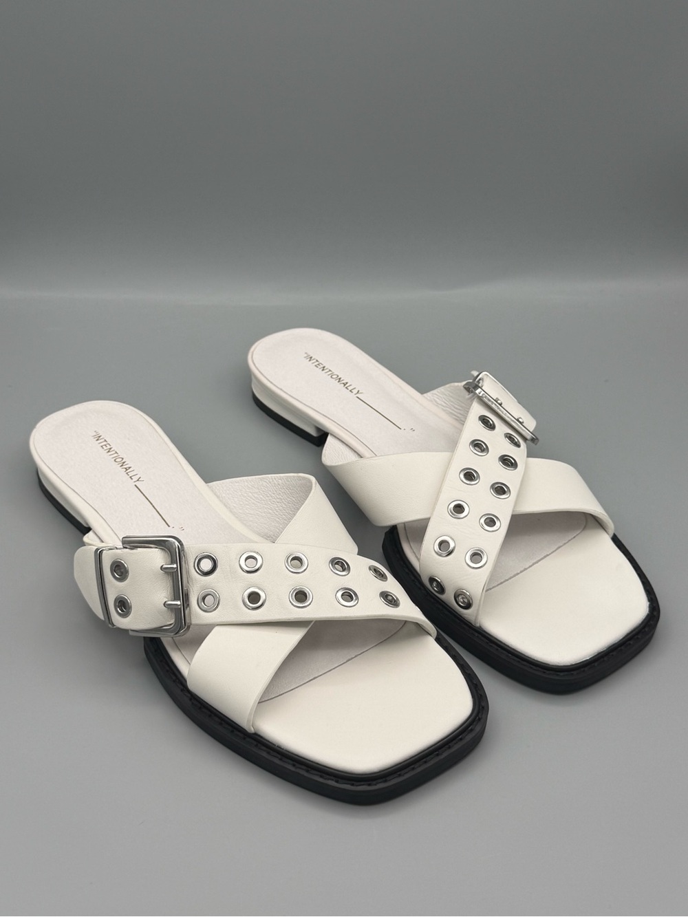 NWOT Intentionally Blank Clipz Slide Sandals, Size 9